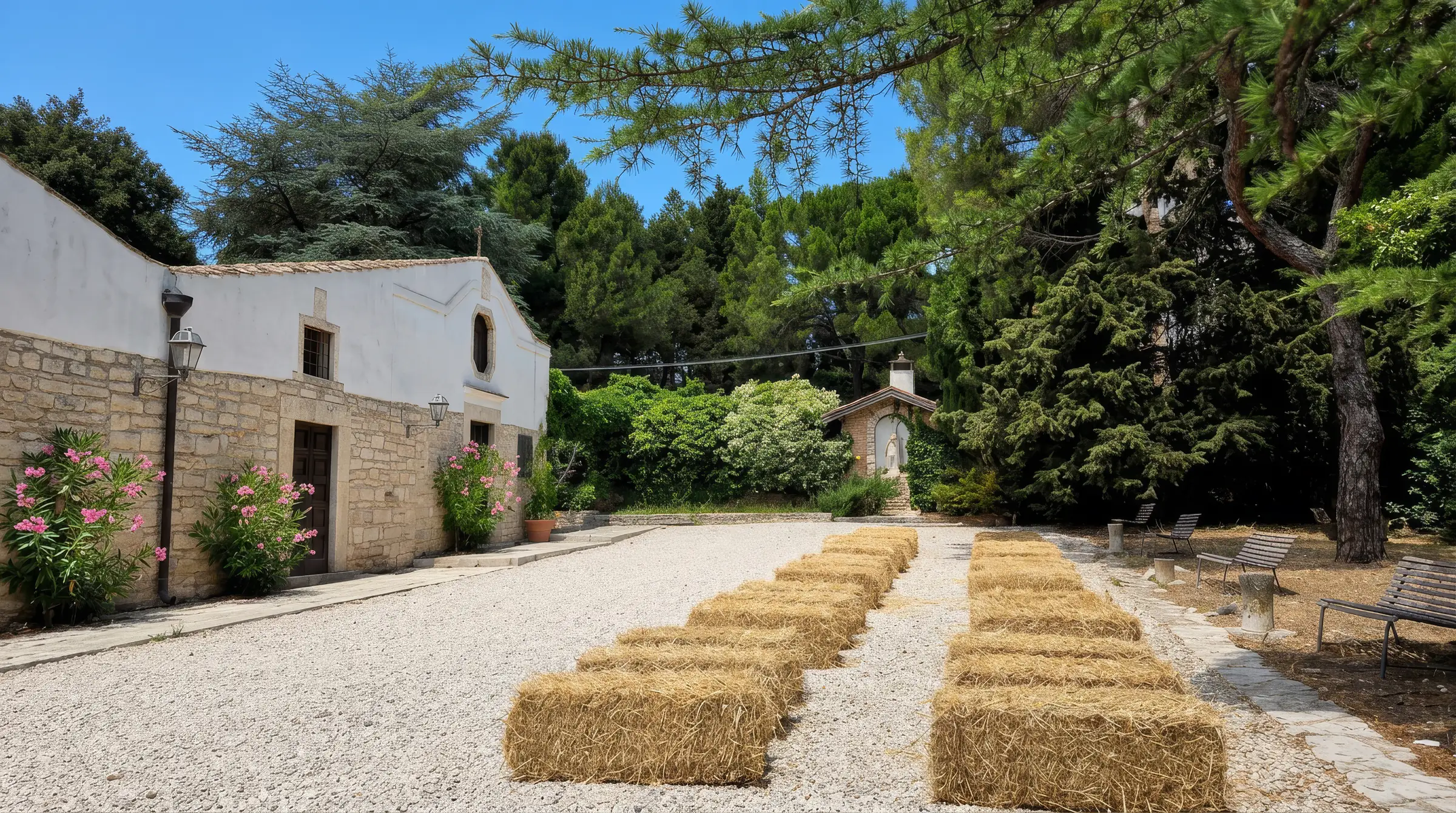 Il viale della Fondazione Bonomo con le sedute in balle di fieno e la masseria